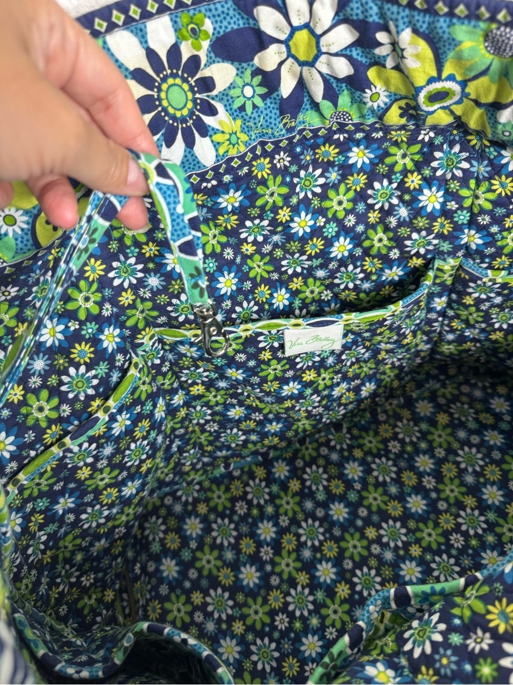 VERA BRADLEY 💚 Large Duffel Travel, Diaper Bag, Green Paisley Pattern 13x17” - Picture 13 of 15